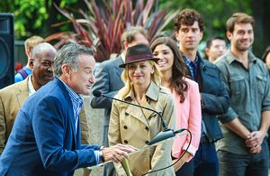 Robin Williams, Sarah Michelle Gellar, Hamish Linklater, James Wolk, and Amanda Setton in The Crazy Ones (2013)