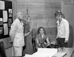 Cláudio Cavalcanti, Jardel Filho, Dary Reis, and Arlete Salles in O Homem Que Deve Morrer (1971)