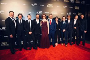 Mustafa Uslu, Will Thorp, Ali Atay, Carl Wharton, Caner Kurtaran, Sebnem Bozoklu, Marleen Mathews, Erkan Kolçak Köstendi