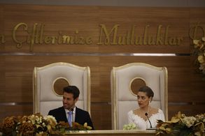 Öznur Serçeler and Birand Tunca in Erkenci Kus: Episode #1.38 (2019)