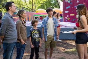 Christina Applegate, Ed Helms, Skyler Gisondo, Elizabeth Gillies, and Steele Stebbins in Vacation (2015)
