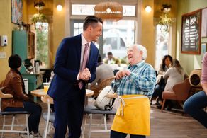 John Griffin and Leslie Jordan in Call Me Kat, Episode 307