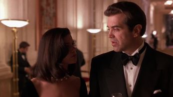 Linda Fiorentino and Chazz Palminteri in Jade (1995)