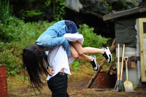 Tasuku Nagaoka and Yuki Mamiya in Wet Woman in the Wind (2016)