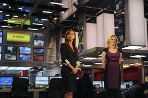 Elizabeth Banks and Vanessa Lachey in 30 Rock (2006)