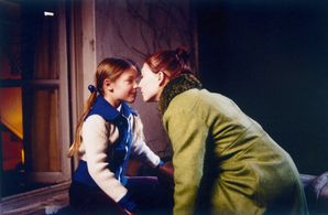 Carice van Houten and Sarah Bannier in Miss Minoes (2001)