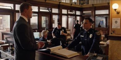 Alan Ritchson and Erniel Baez in Reacher: Papier (2022)