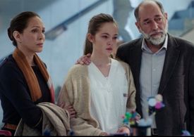 Still of Arlette Torres, María Mercado y Tomás del Estal in Madres, amor y vida