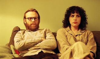 Brian Gleeson and Desiree Akhavan in The Bisexual (2018)