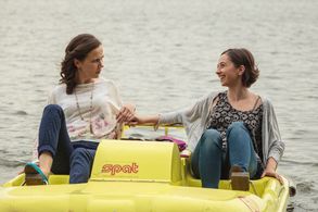 Iulia Lumânare and Cosmina Stratan in Rãmâi cu mine (2013)