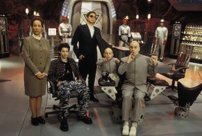 Mike Myers, Rob Lowe, Seth Green, Mindy Sterling, and Verne Troyer in Austin Powers: The Spy Who Shagged Me (1999)