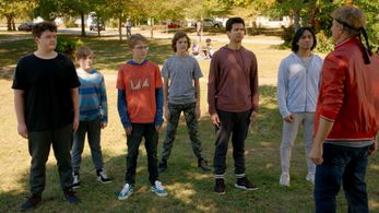 William Zabka, Xolo Maridueña, Shawn Weston Thacker, and Owen Morgan in Cobra Kai: Obstáculos (2021)