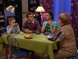 Olga Volkova, Filipp Blednyy, Ekaterina Starshova, and Anastasiya Sivaeva in Papiny dochki (2007)