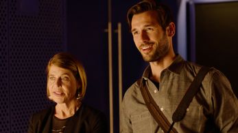 Still of Linda Hamilton and John Behlmann in 