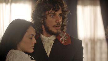 Isabelle Drummond and Chay Suede in Novo Mundo (2017)