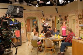 John Goodman, Roseanne Barr, Sara Gilbert, Michael Fishman, Laurie Metcalf, Emma Kenney, Jayden Rey, and Ames McNamara i