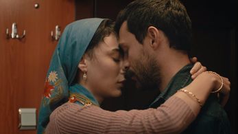 Ekin Koç and Merve Çagiran in The Steppe (2018)