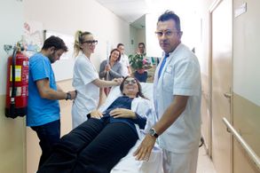 Andreu Buenafuente, Kira Miró, and Sílvia Abril in Un corazón roto no es como un jarrón roto o un florero (2016)