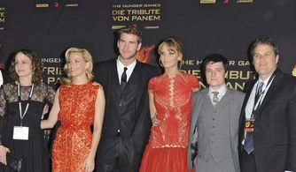THE HUNGER GAMES, BERLIN PREMIERE: Nina Jacobson, Elizabeth Banks, Liam Hemsworth, Jennifer Lawrence, Josh Hutcherson, R