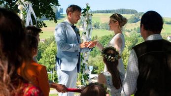 Sebastian Achilles and Jana Reinermann in A House of Animals: Vogelhochzeit (2021)