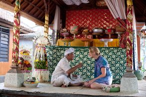 Julia Roberts and Hadi Subiyanto in Eat Pray Love (2010)