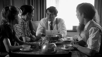 Edith Andriesse, Bart de Vries, and Claire Bender in Who Will Help Me Now? (2007)