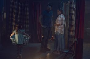 Samantha Morton, Steve Kazee, and Scarlett Blum in The Walking Dead (2010)