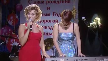 Lada Dens and Alika Smekhova in Samyy luchshiy prazdnik (2004)