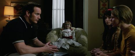 Patrick Wilson and Sade Katarina in Annabelle Comes Home (2019)