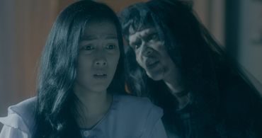 Alex Gonzaga and Kat Galang in The Exorsis (2021)
