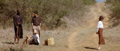 Lea Kurka, Juliane Köhler, Merab Ninidze, and Sidede Onyulo in Nowhere in Africa (2001)