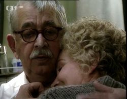 Vlastimil Brodský in Dívka se zázracnou pametí (1996)