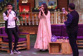 Chetan Bhagat, Shraddha Kapoor, and Kapil Sharma in The Kapil Sharma Show (2016)