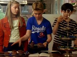 Ihsan Ay, Vijessna Ferkic, and Julian Paeth in The Peppercorns (1999)