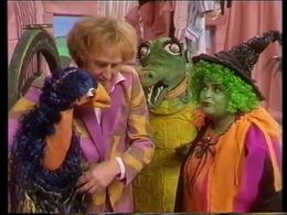 Rod Hull, Carol Lee Scott, and Freddie Stevens in Emu's World (1982)