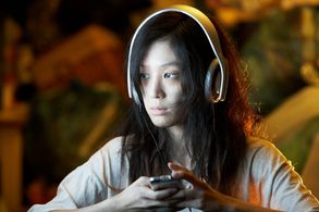 Ryeowon Jung in Castaway on the Moon (2009)