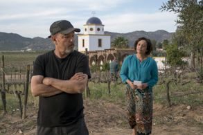 Rubén Blades and Marlene Forte in Fear the Walking Dead (2015)