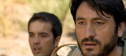 Mariano Alameda and Carmelo Gómez in The Night of the Sunflowers (2006)