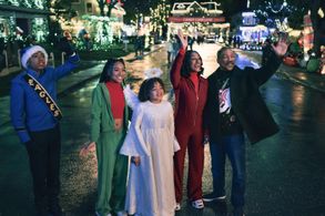 Eddie Murphy, Tracee Ellis Ross, Madison Thomas, Thaddeus J. Mixson, and Genneya Walton in Candy Cane Lane (2023)
