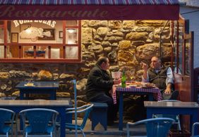 Emeril Lagasse and José Andrés in Eat the World with Emeril Lagasse (2016)