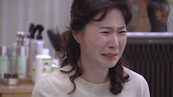 Hwang Young-hee in Band of Sisters (2017)