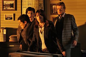 Robin Tunney, Simon Baker, Tim Kang, and Shauna Bloom in The Mentalist (2008)