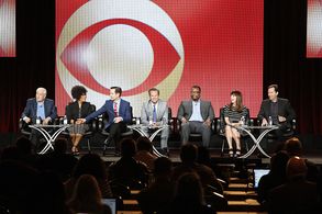 Matthew Perry, Garry Marshall, Lindsay Sloane, Bob Daily, Thomas Lennon, Wendell Pierce, and Yvette Nicole Brown in The 