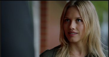 Gracie Dzienny in Zoo (2015)