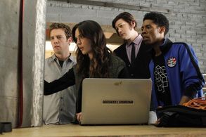 Bret Harrison, Odette Annable, Alphonso McAuley, and Trevor Moore in Breaking In (2011)