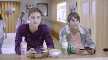 Mariano González and Julián Cerati in Once (2017)