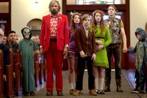 Viggo Mortensen, George MacKay, Annalise Basso, Samantha Isler, Shree Crooks, Nicholas Hamilton, and Charlie Shotwell in
