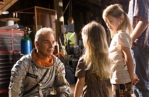 Billy Bob Thornton, Max Thieriot, Logan Polish, and Jasper Polish in The Astronaut Farmer (2006)