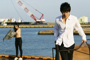 Tasuku Nagaoka and Yuki Mamiya in Wet Woman in the Wind (2016)