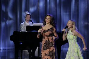 Sean Hayes, Kristen Bell, and Maya Rudolph in The Maya Rudolph Show (2014)